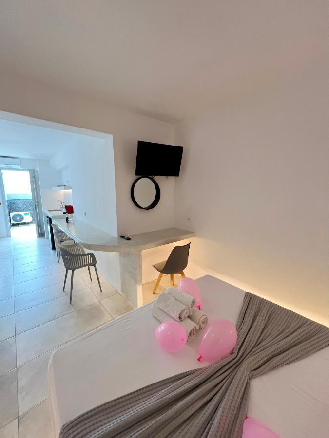 White Lily Suites & Lofts - Adults Only 16 Plus Perivolos  Exterior photo